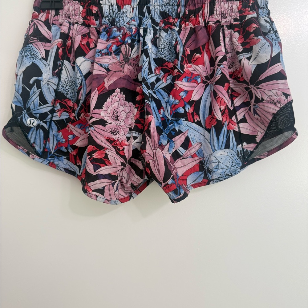Lululemon Hotty Hot Shorts Blue/Pink/Mauve Floral Size 6 - Picture 2 of 3